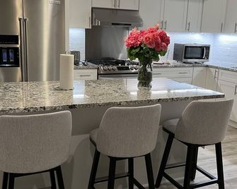 Modern meets country Loganville GA with AC, WiFi, pool. - Loganville - Cocina