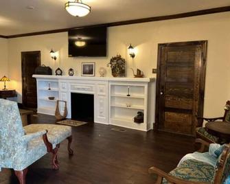 1920s Farmhouse - Wichita Falls - Living room