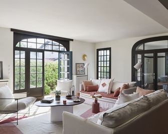 Architect family home, located 200 meters from the beaches and downtown - Saint-Jean-de-Luz - Living room