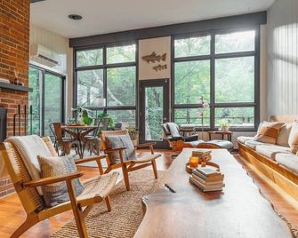 The Treehaus midcentury retreat + Mad River access - Waitsfield - Obývací pokoj