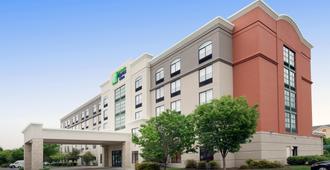 Holiday Inn Express & Suites Baltimore - BWI Airport North - Linthicum Heights