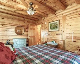 Spacious Mountain Home Close to Blue Ridge Pkwy w/ Hot Tub - Spruce Pine - Bedroom