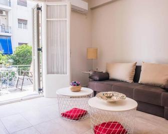 Modern clean apartment wh balcony near metro - Atenas - Sala de estar