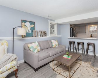 A Charming Home Minutes to Downtown, Zoo, & Airport with Hidden Reading Nook! - Des Moines - Living room