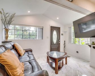 3 Mi to Beach: Hollywood Treehouse w/ Deck & Yard! - Hollywood - Living room