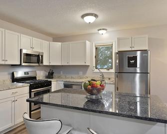 Relax With Your Family And Friends At Our Peaceful Home. Great Vacation Home! - Eagan - Kitchen