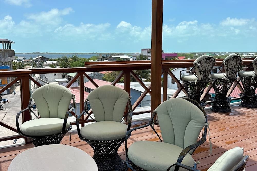 Sandbar Beachfront Hotel & Hostel Restaurant - San Pedro Town - Balcony