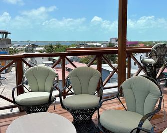 Sandbar Beachfront Hotel & Hostel Restaurant - San Pedro Town - Balcony