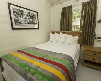 Swiftcurrent Motor Inn And Cabins - Babb - Bedroom