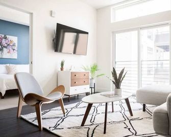 Skyline Blue Modern Loft - Zuni Lofts - Denver - Vardagsrum