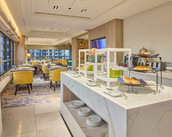 Holiday Inn & Suites Makati By IHG - Makati - Property amenity