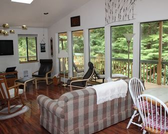 Puget Sound Island Home with view of Water - Shelton - Obývací pokoj