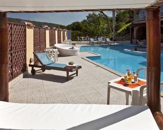 فندق كولونا بارك - بوزيوس - حوض السباحة