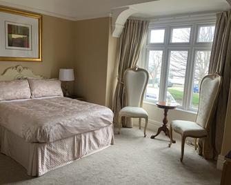 Entire Seaside Home, Sleeps 8, All en-suite rooms - Wallasey - Bedroom