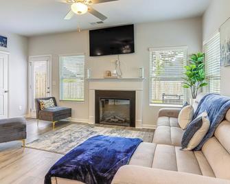 Walk to Dog Park & Playground: Hampton Haven! - Hampton - Sala de estar