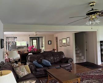 Charming 4-bedroom house with WiFi and AC in Branchport - Branchport - Sala de estar