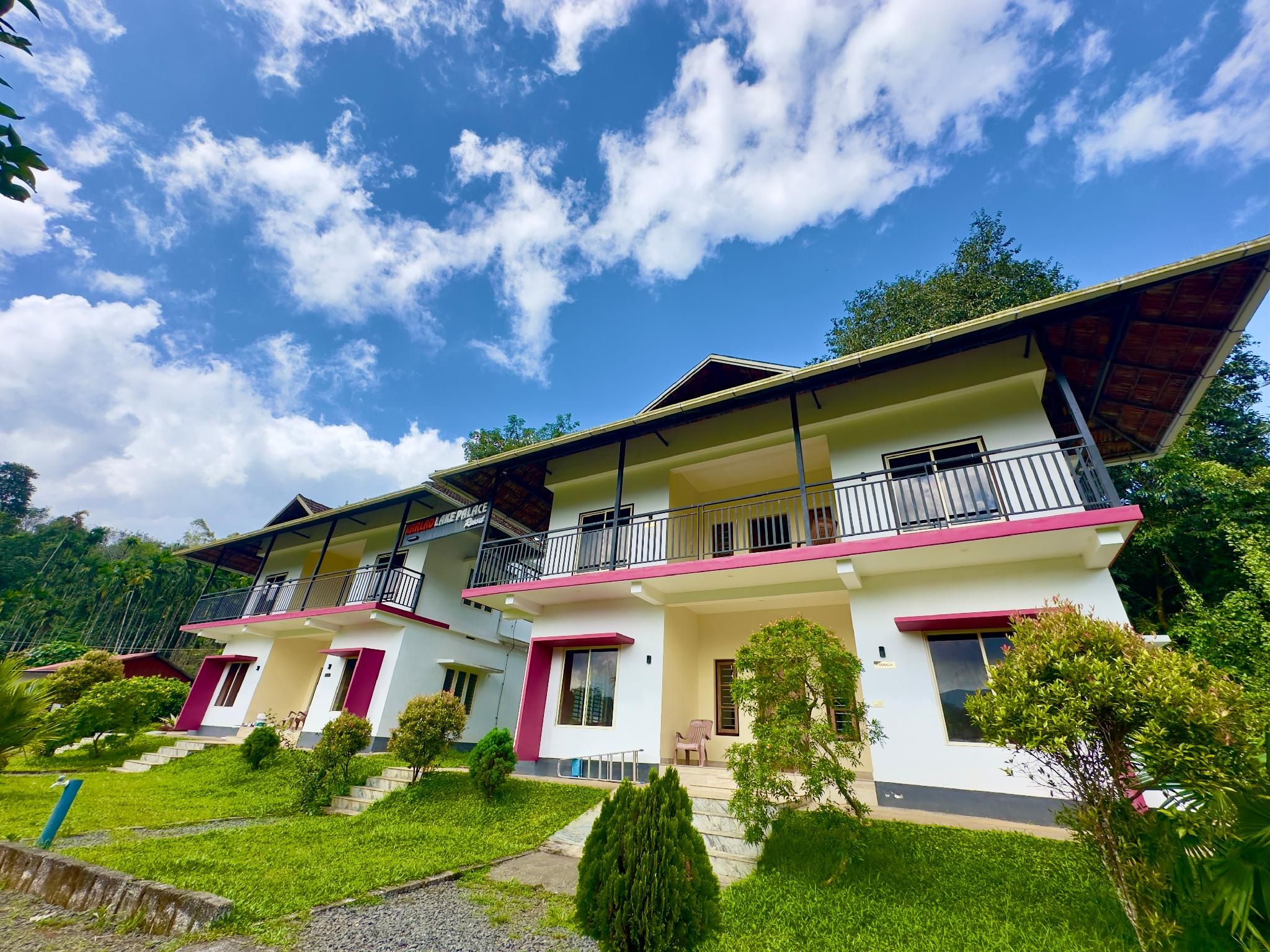 Karlad Lake Palace Waterfront Resort - Tariyode - مبنى