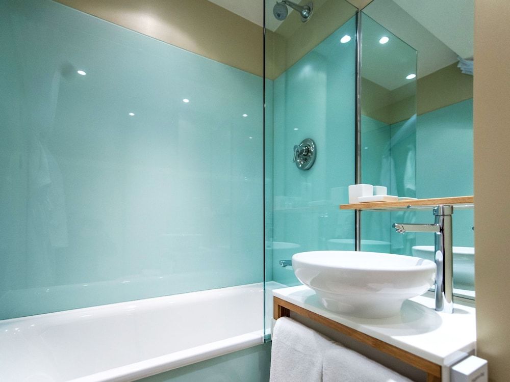 Bathroom view of Sydney House Chelsea