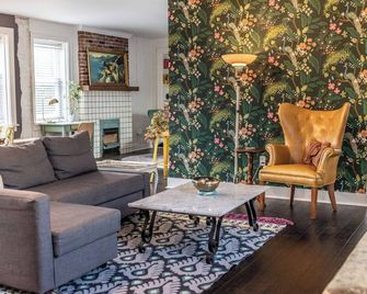 Beautiful Strip District Studio w/ Outdoor Loggia - Pittsburgh - Wohnzimmer