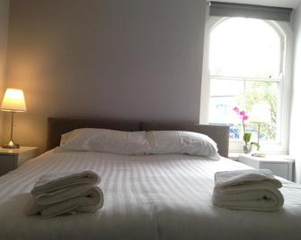 Madtom Seafood Cafe Bar With Rooms - Narberth - Bedroom