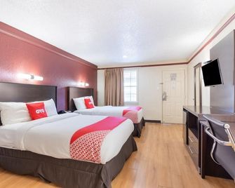OYO Hotel Tulsa N Sheridan Rd & Airport - Tulsa - Bedroom