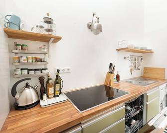 Ruhiges Altbau-Apartment in bester Lage - Colònia - Cuina