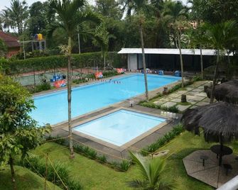 Augusta Hotel & Glamping Sukabumi - Sukabumi - Piscina