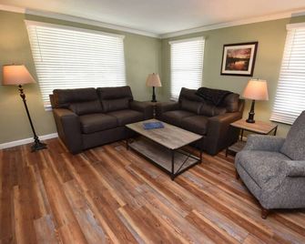 20 min Walk to ND 3 Bedroom 2 Bath Home 54475 - Mishawaka - Living room