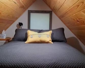 Holly Nest a Cozy Cabin Getaway near Gatlinburg - Cosby - Habitación