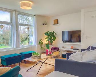 Nice Home In Brouwershaven With Wifi - Brouwershaven - Living room