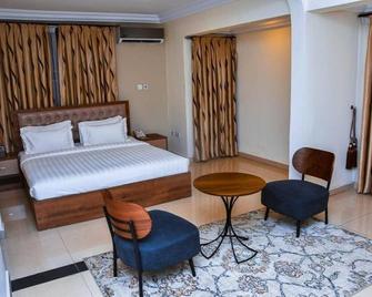 Rb Parkhill Hotel Executive Suite - Afienya - Habitación