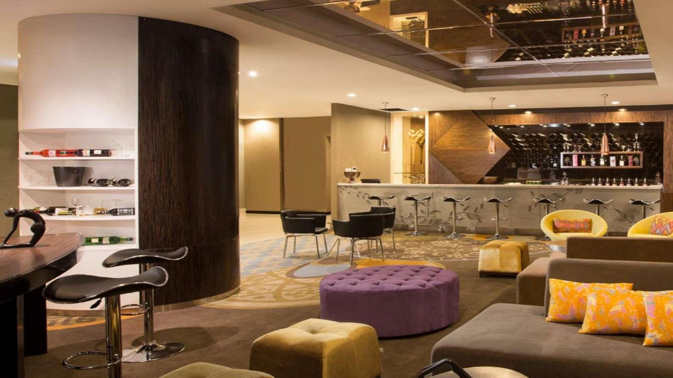 Aston Bellevue Radio Dalam