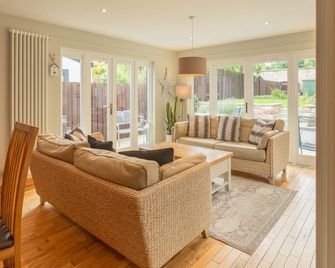 Luxury cottage with garden and parking in the heart of the village. Sleeps 8. - Anstruther - Living room