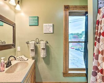 1 Mi to Downtown: Historic Dubuque Gem! - Dubuque - Bathroom