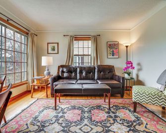 Pet-Friendly St Paul Home Less Than 5 Mi to Downtown! - Lilydale - Living room