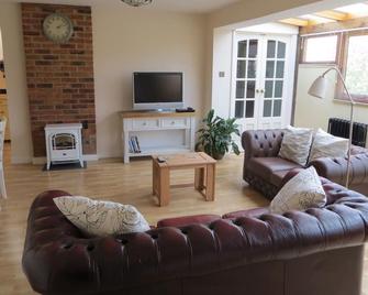 Yogis Cottage Is Cotswold Country Charm With Modern Facilities - Bicester - Living room