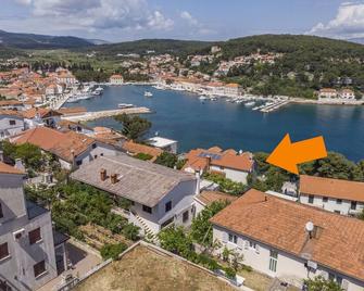 Apartments And Room Caric - Jelsa - Vista del exterior