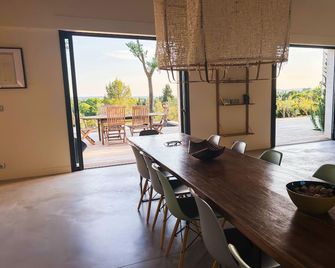 Exceptional farmhouse for rent in the heart of the Alpilles - between village and nature - Maussane-les-Alpilles - Їдальня