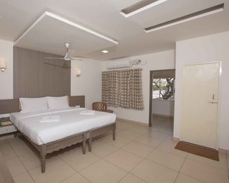 Hotel Sownthariyam - Palani - Bedroom