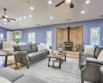 Chic Ranch-Style Home on 33-Acre Walnut Ranch - Winters - Living room