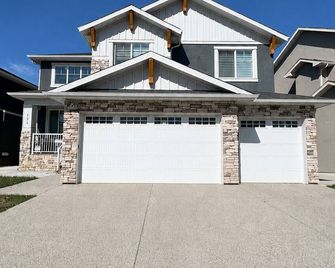 Luxary 2-Bedroom Private Basement apartment in Chestermere - Chestermere - Bâtiment