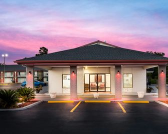 Red Roof Inn & Suites Thomasville - Thomasville - Edificio