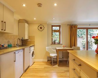 Oakleaves, Romantic, Country Holiday Cottage In West Mersea - Colchester - Kitchen