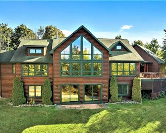 19 Person Private Lodge 2 Min From Beach - Harbor Springs - Building