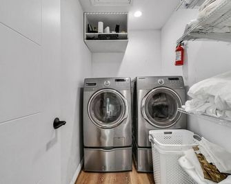 Luxury 4 bedroom villa - Huntington Beach - Laundry facility