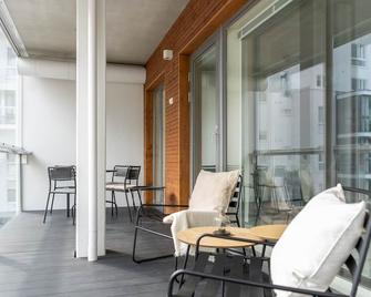 Iso aurinkoinen parveke ja hyvät yhteydet - Helsinki - Balkon