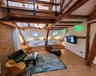 Main Square Apartments & More - Braşov - Living room