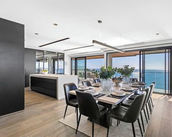 Deja View Mount Martha - Exquisite Ocean Views, Heated Pool, Luxury Sleeps 12+ - Mount Martha - Dining room