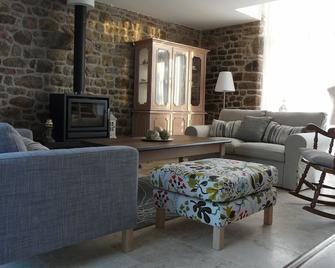 Normandy Luxury Barn In Peaceful Rural Surroundings. Close to villages,Free WiFi - Sourdeval - Sala de estar
