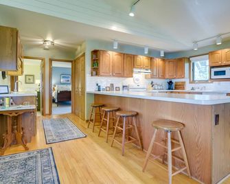 2 Mi to Wineries Calm Cottage on 90 Acres with Barn - Stewartstown - Cocina